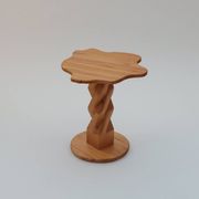 Table d'appoint en pin sculptée à la main, vintage et unique.