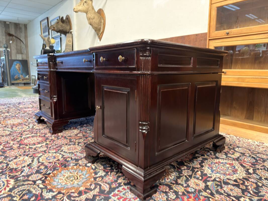 English Chesterfield Desk Partnerdesk