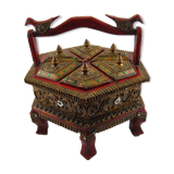 Boîte en bois laque Tayo rouge et doré sur pieds hexagonale , Birmanie XX ème