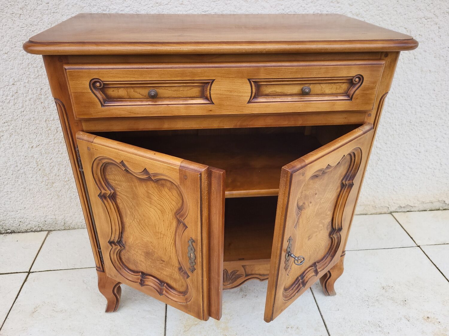 Small piece of furniture in cherry wood.