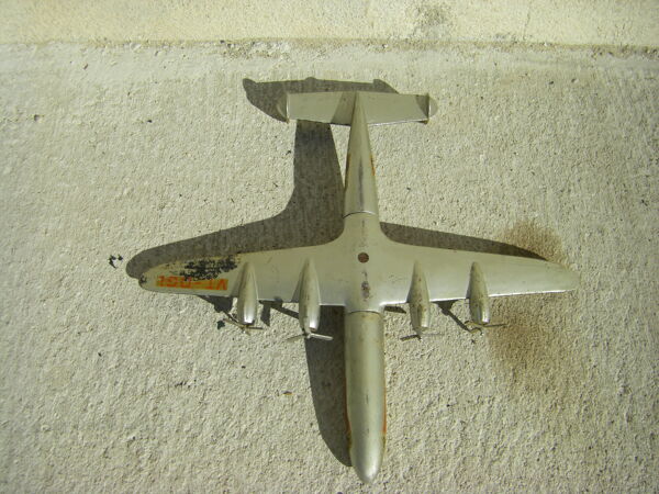 Avion en aluminium ancien