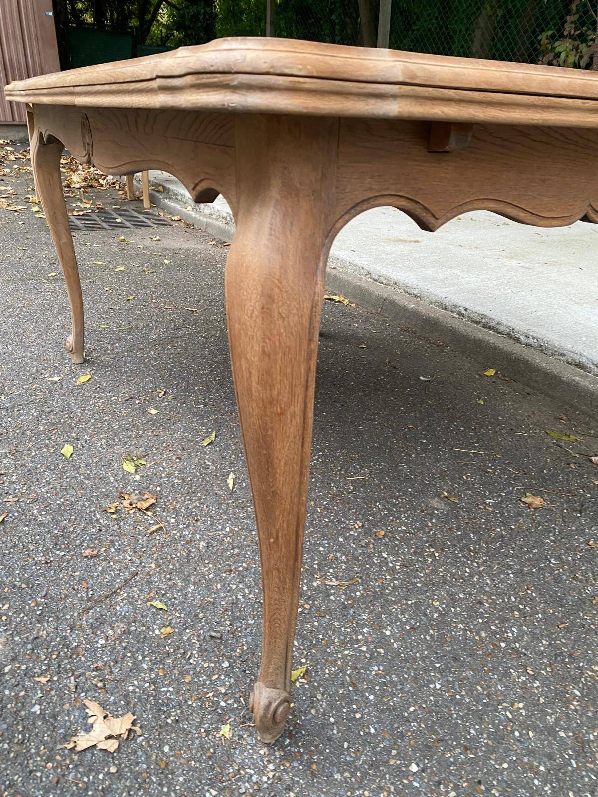Louis XV extendable dining table, 20th century, renovated in solid oak, 245cm