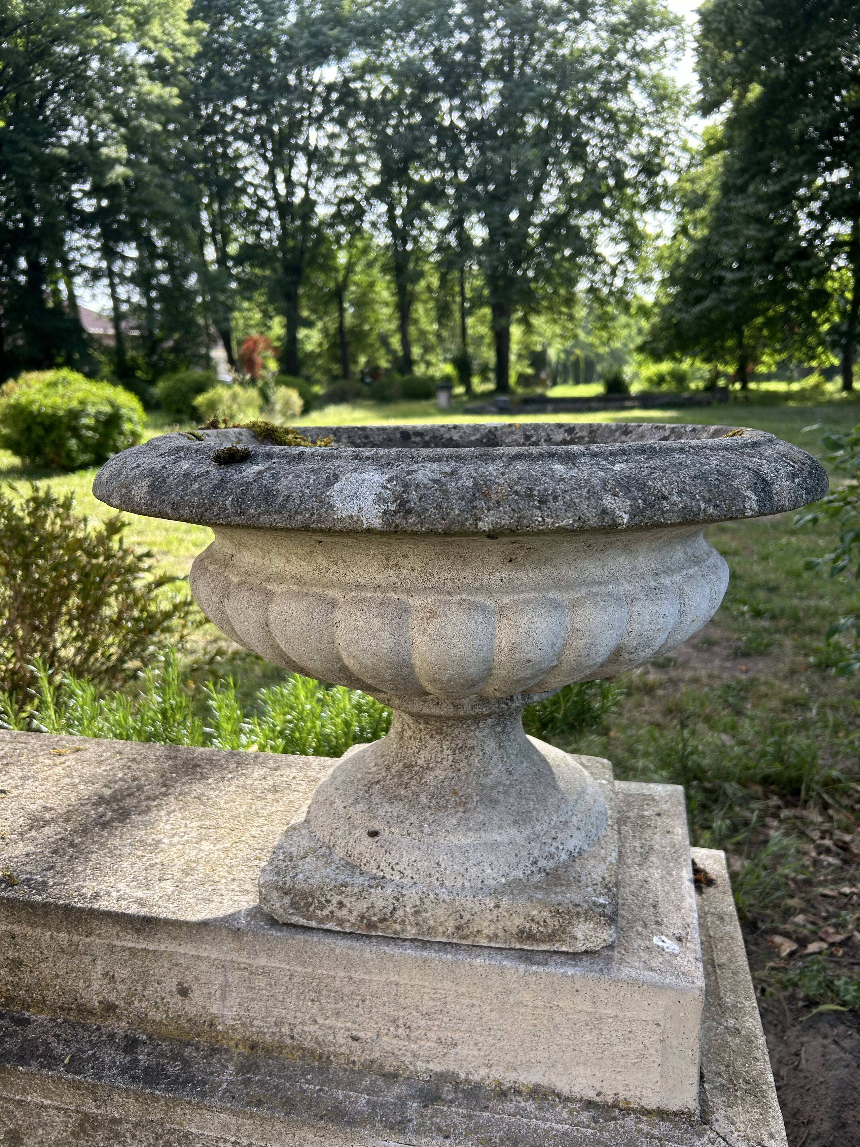 Médicis stone jardinière vase