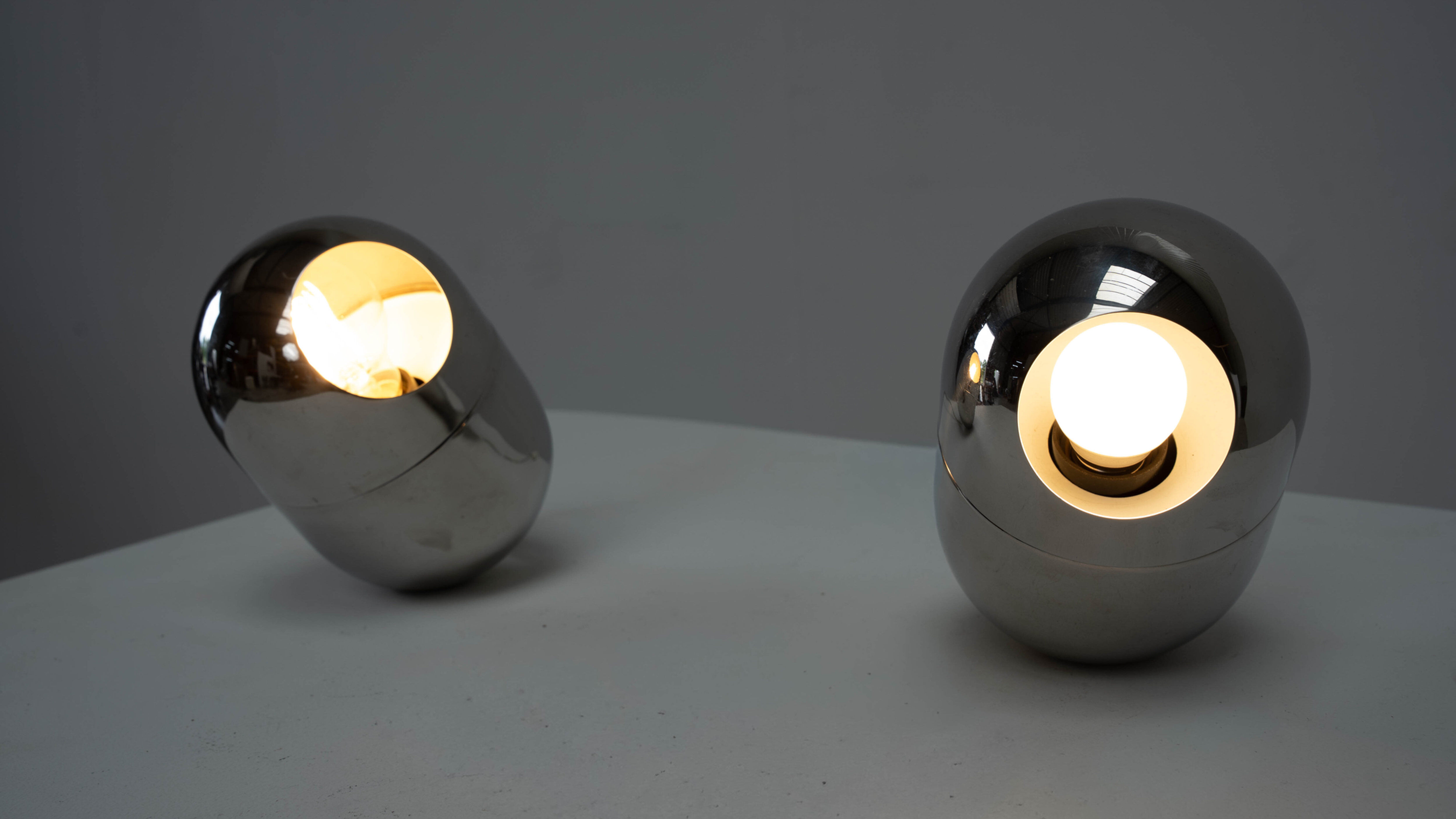Ensemble de deux lampes de table Reggiani en chrome.