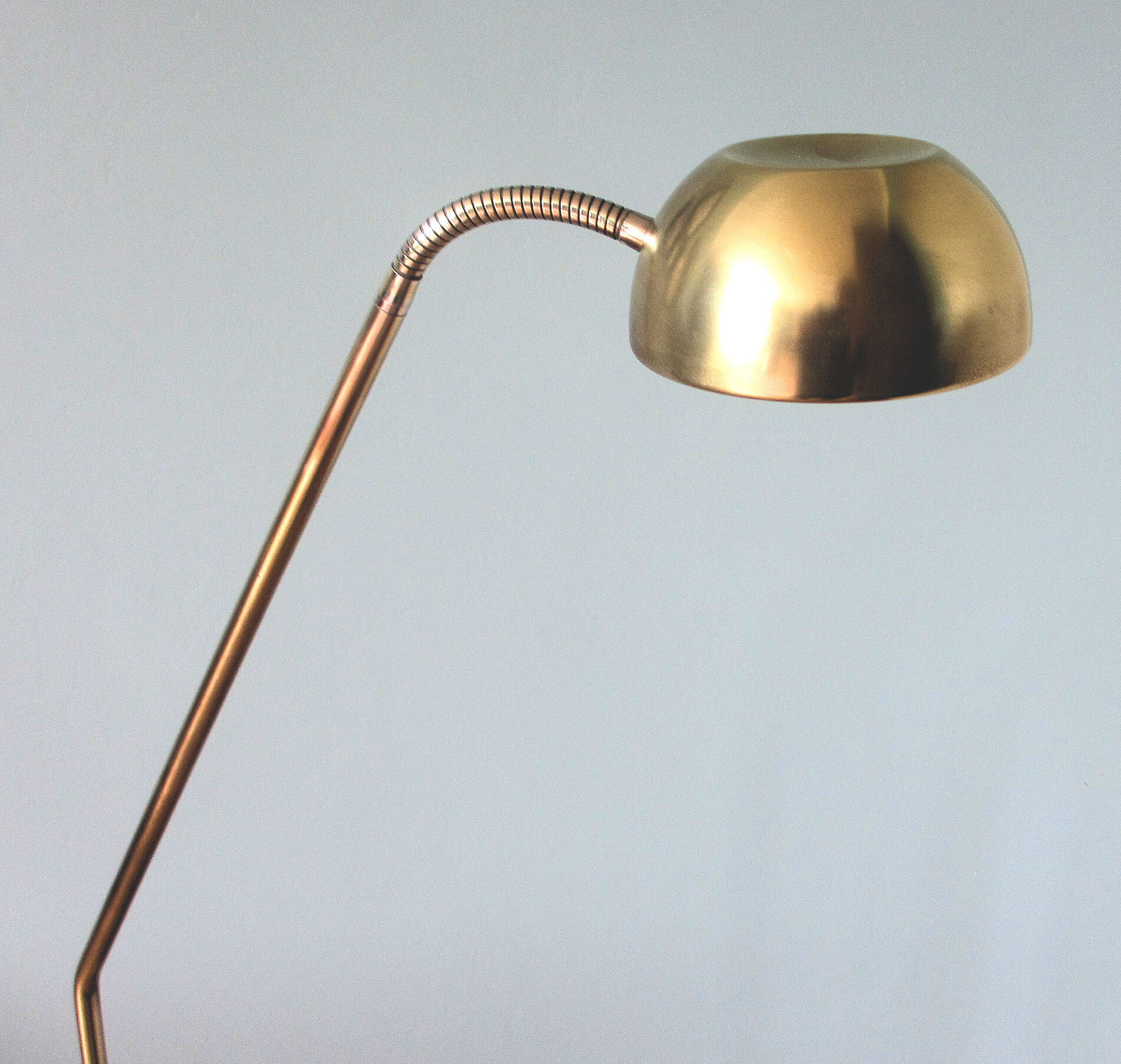Design Vrieland brass reading lamp