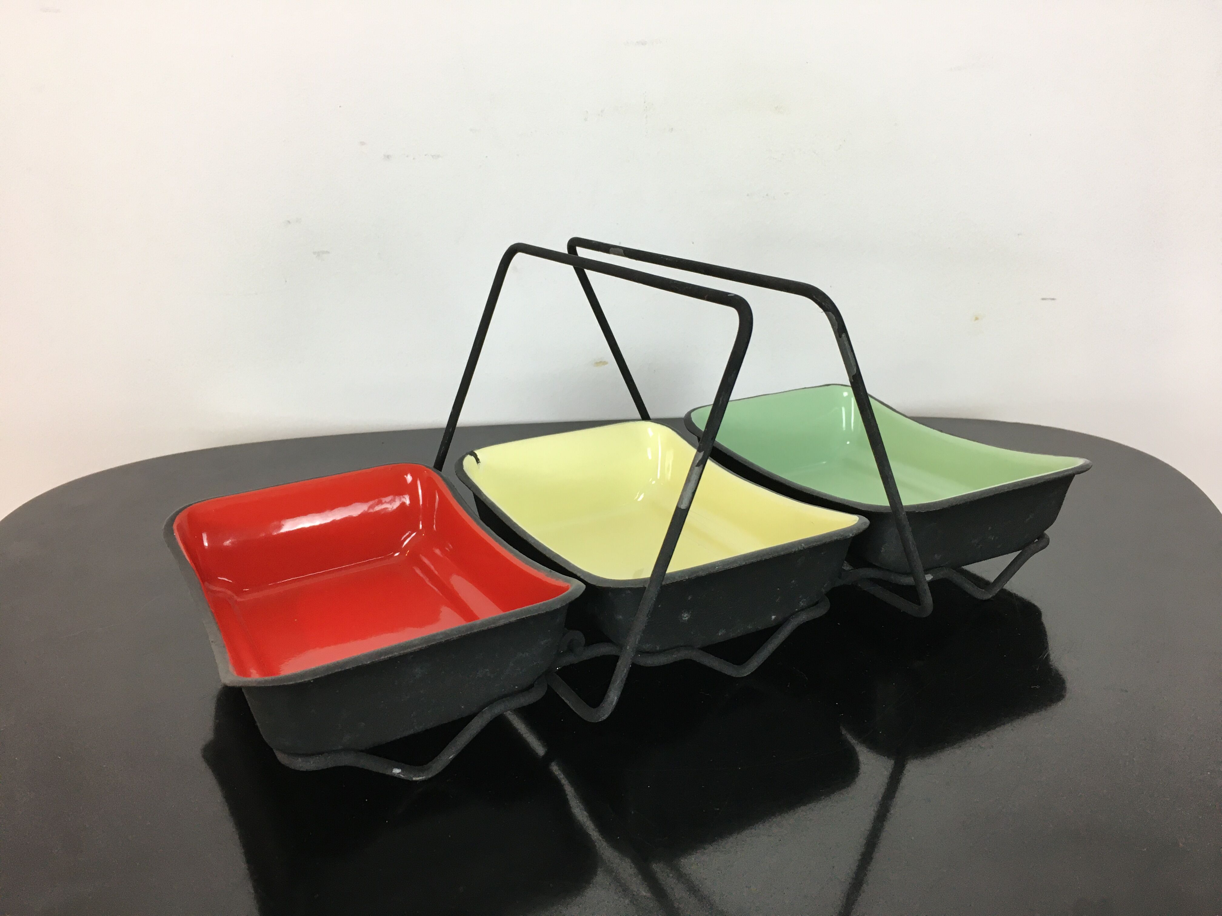 Aperitif service in coloured enamelled sheet metal, cups, ramekins