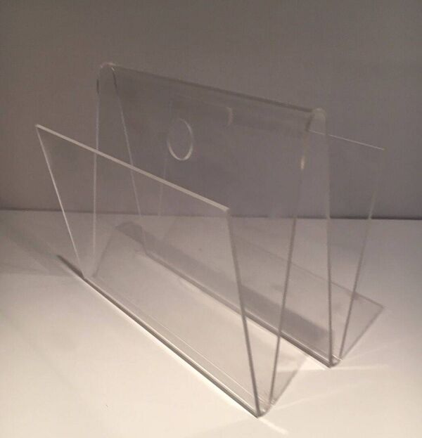 Porte-revues en plexiglass. Vers 1970