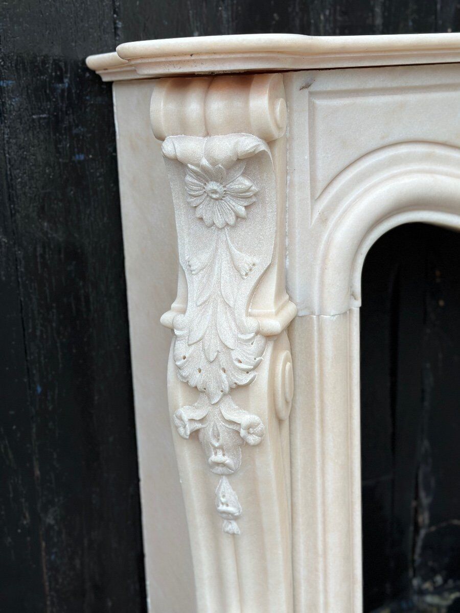 Cheminée de style Louis XV en marbre rose vers 1980