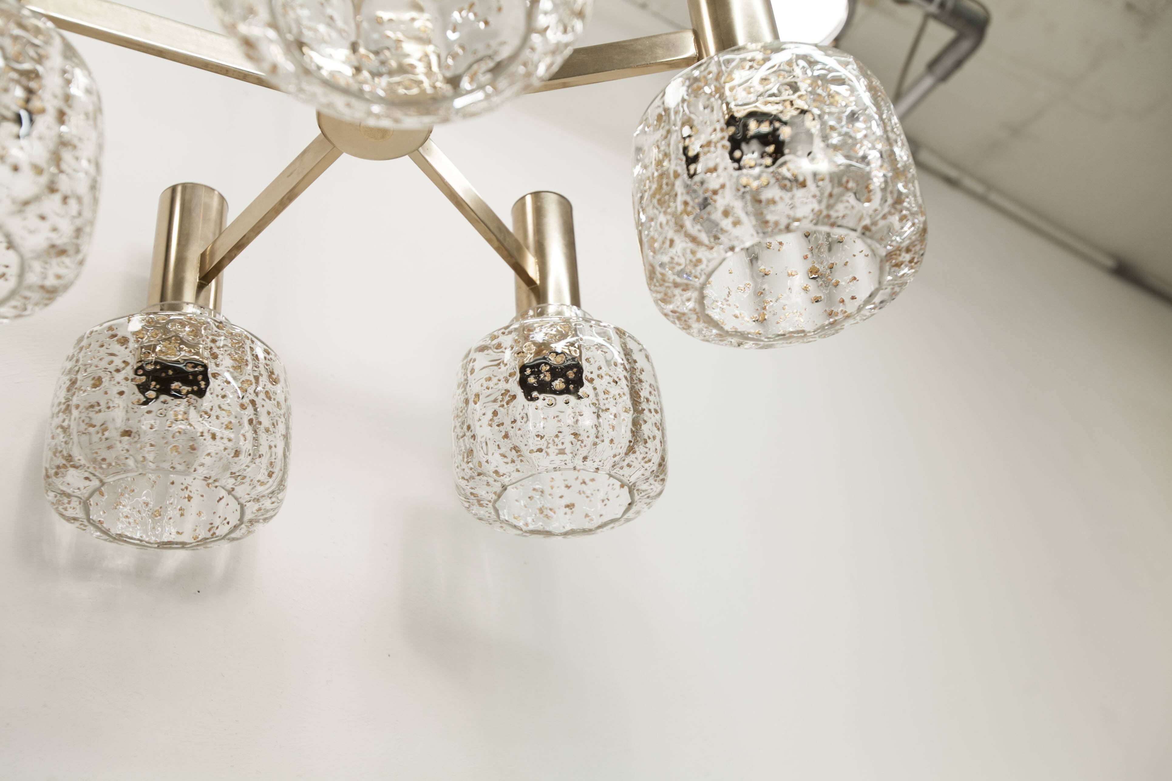 Lustre 5 branches doré et verre soufflé à paillettes dorées 1960