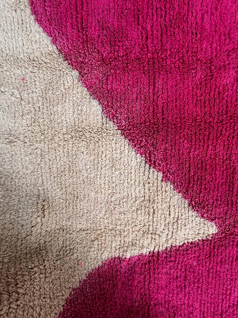 Moroccan Mrirt wool rug in pink and white 180x240 cm – Handwoven Berber rug, modern boho style, authentic wool area rug.