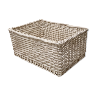 White wicker pan