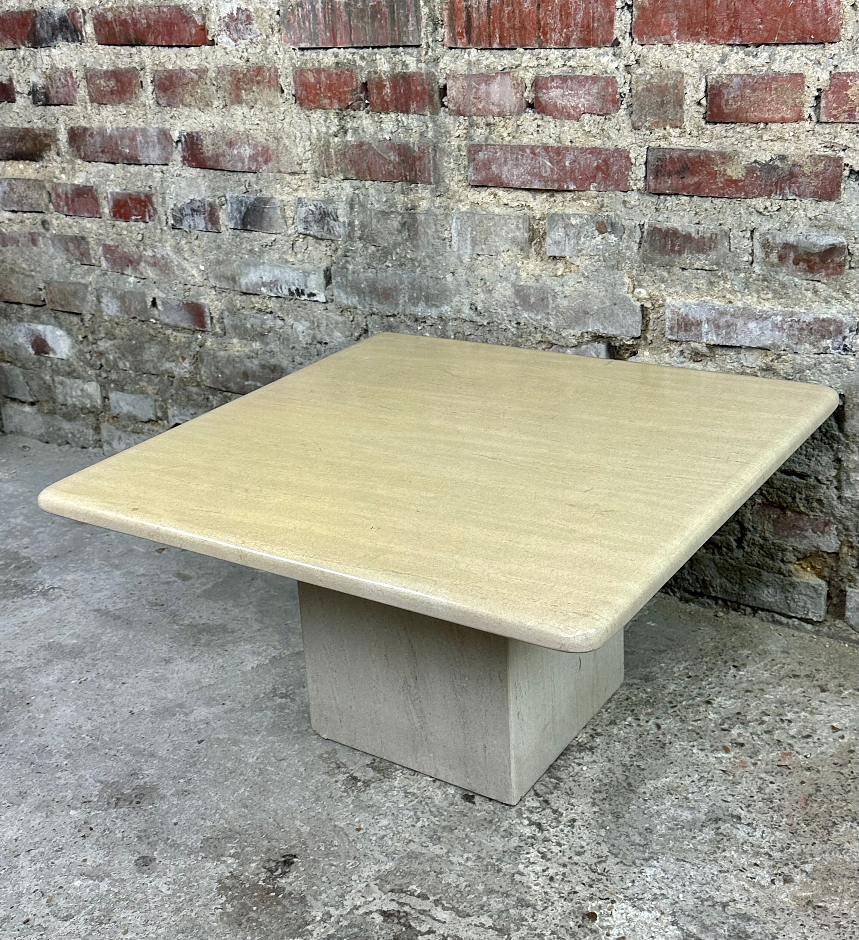 Table basse carrée vintage en travertin italie 1980