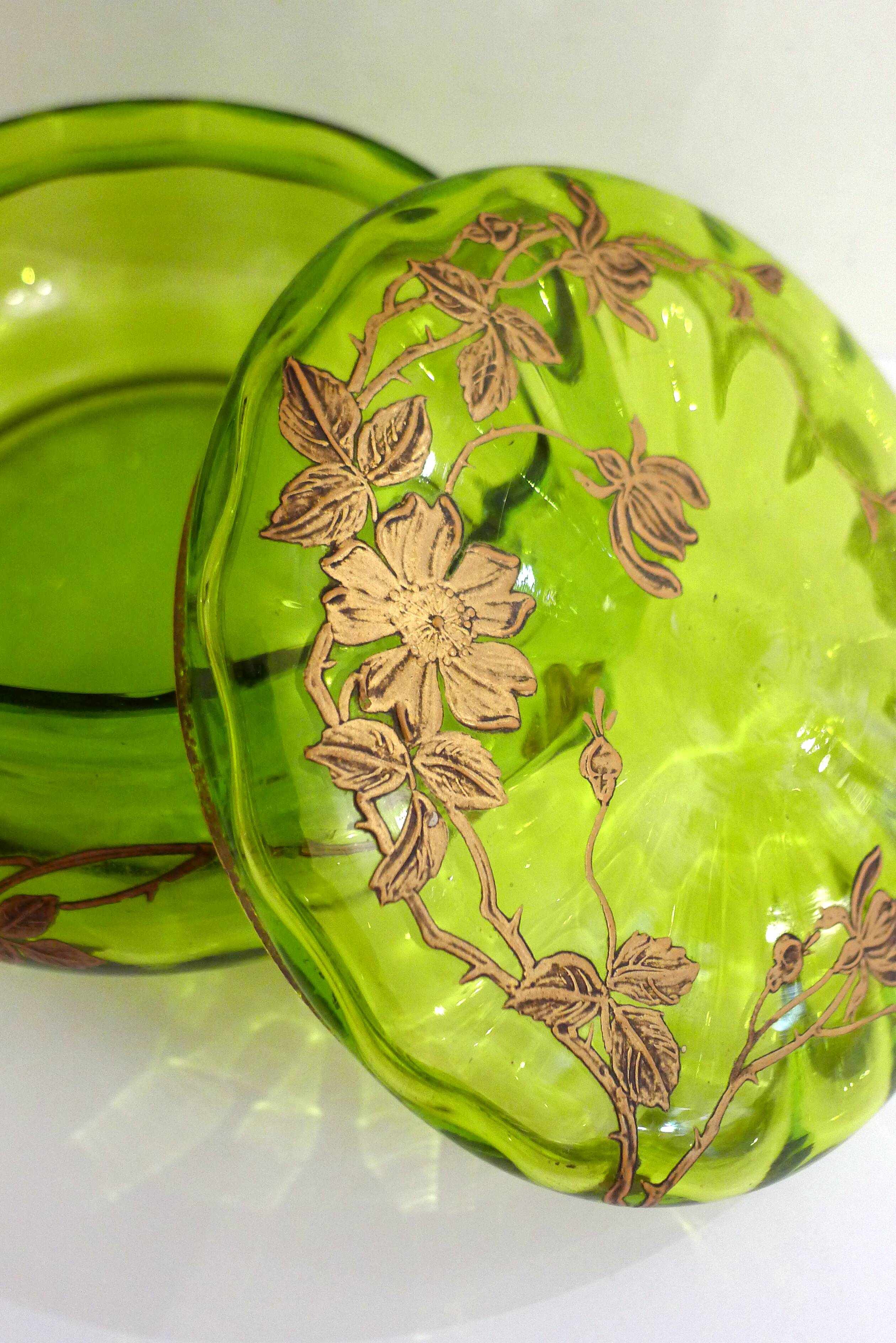 Bonbonnière ancienne en verre vert et fleurs dorées