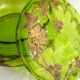Bonbonnière ancienne en verre vert et fleurs dorées