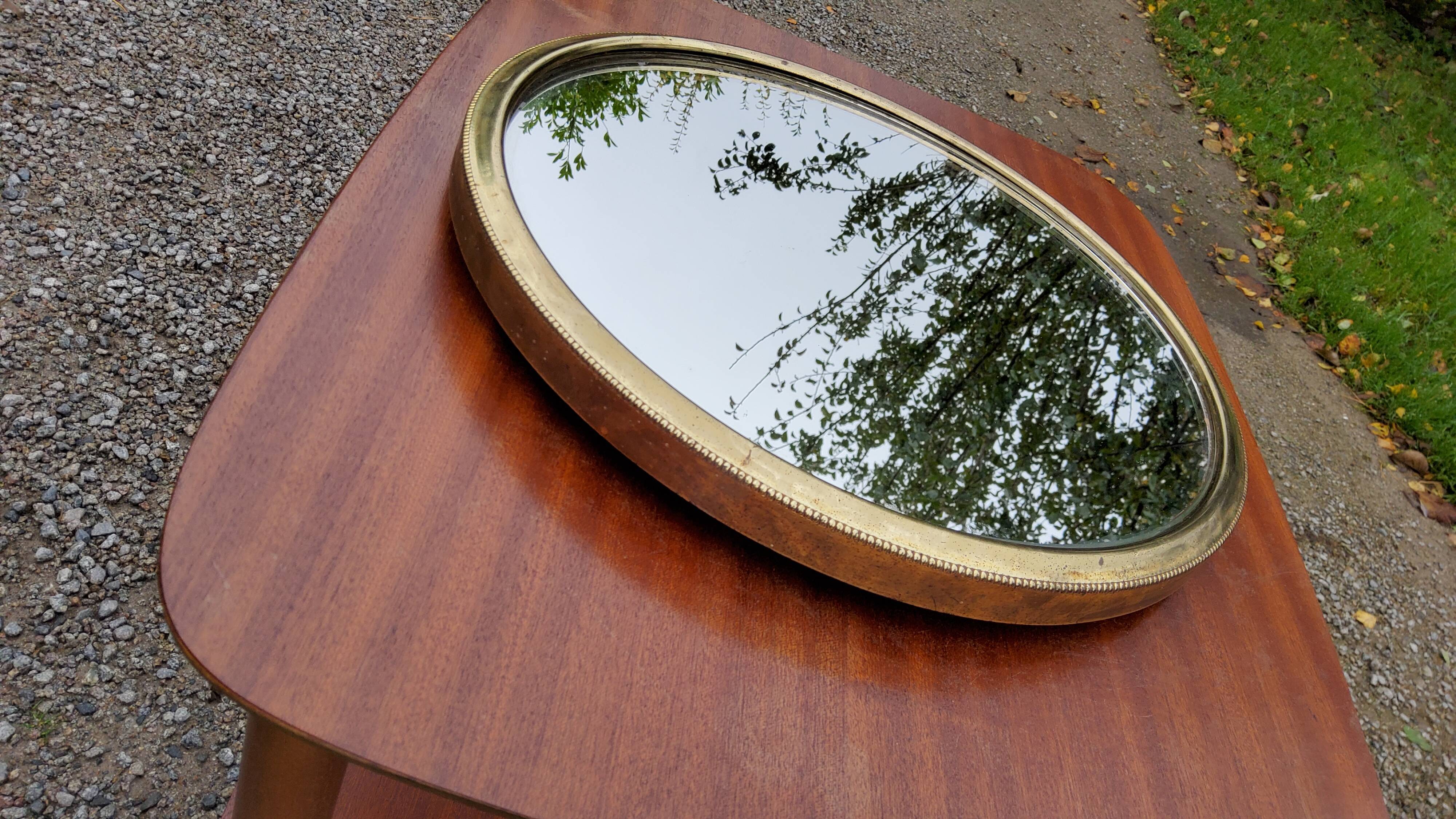 Round mirror of the 50s in gold metal 33cm in diameter