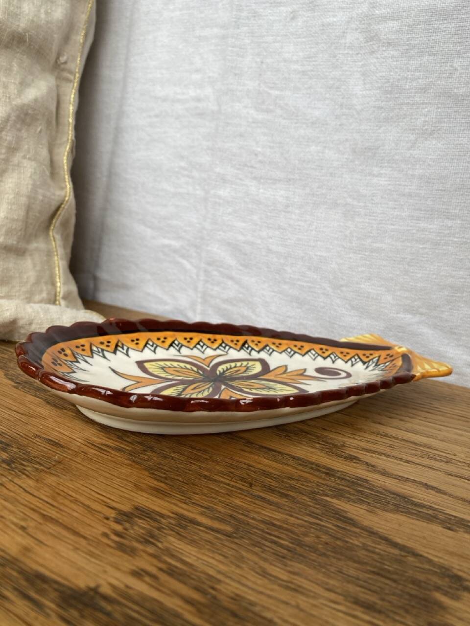 Small wall plate in Henriot Quimper earthenware, floral decoration.