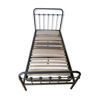 Metal bed style "dorm"