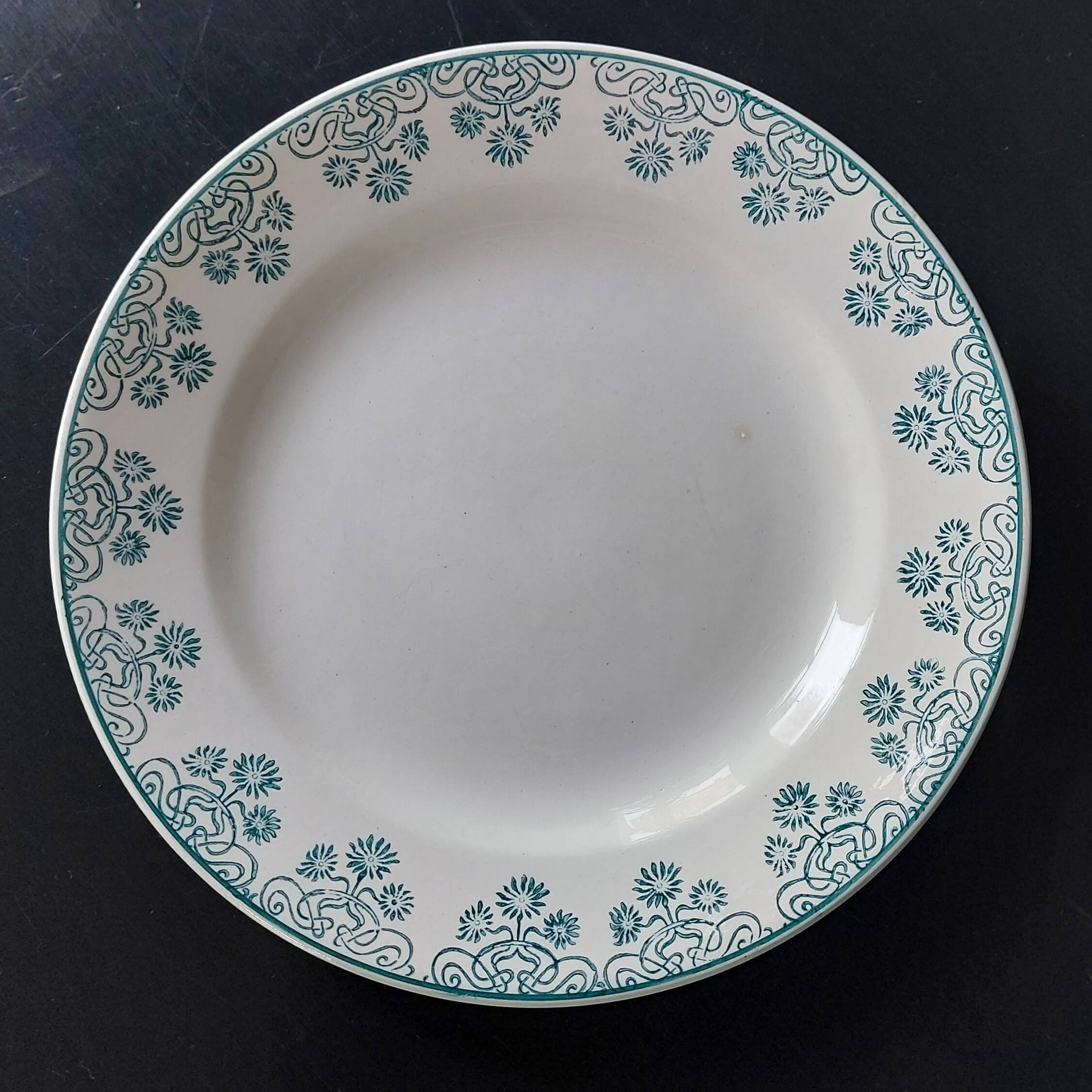 9 Assiettes plates dépareillées Terre de fer tons verts bleus