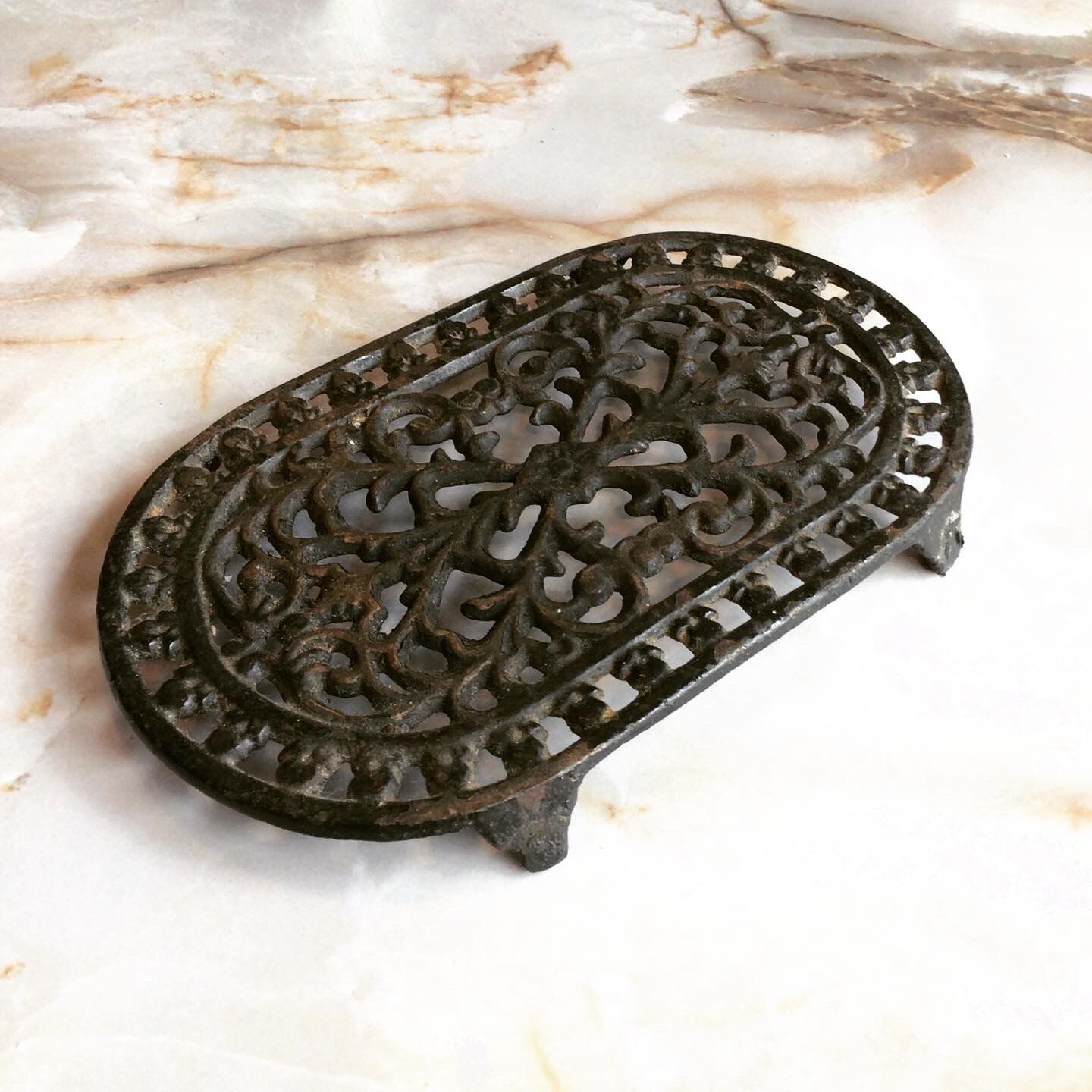 Cast-glass flat bottom