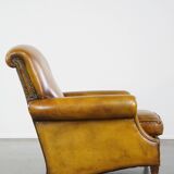 Fauteuil confortable de style anglais en cuir jaune de grande taille avec une finition soignée et des clous décoratifs
