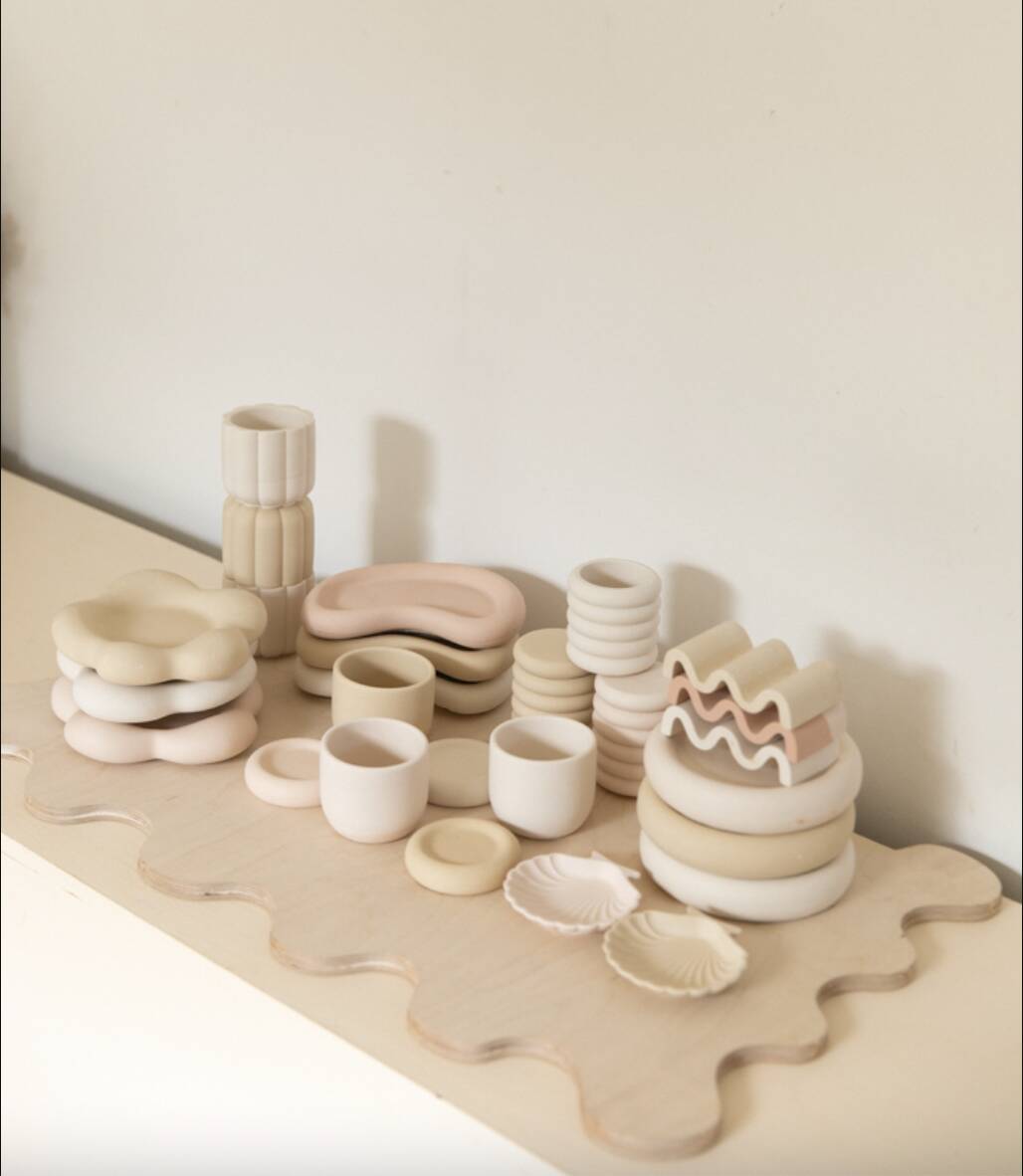 Empty pocket in shell-shaped jesmonite