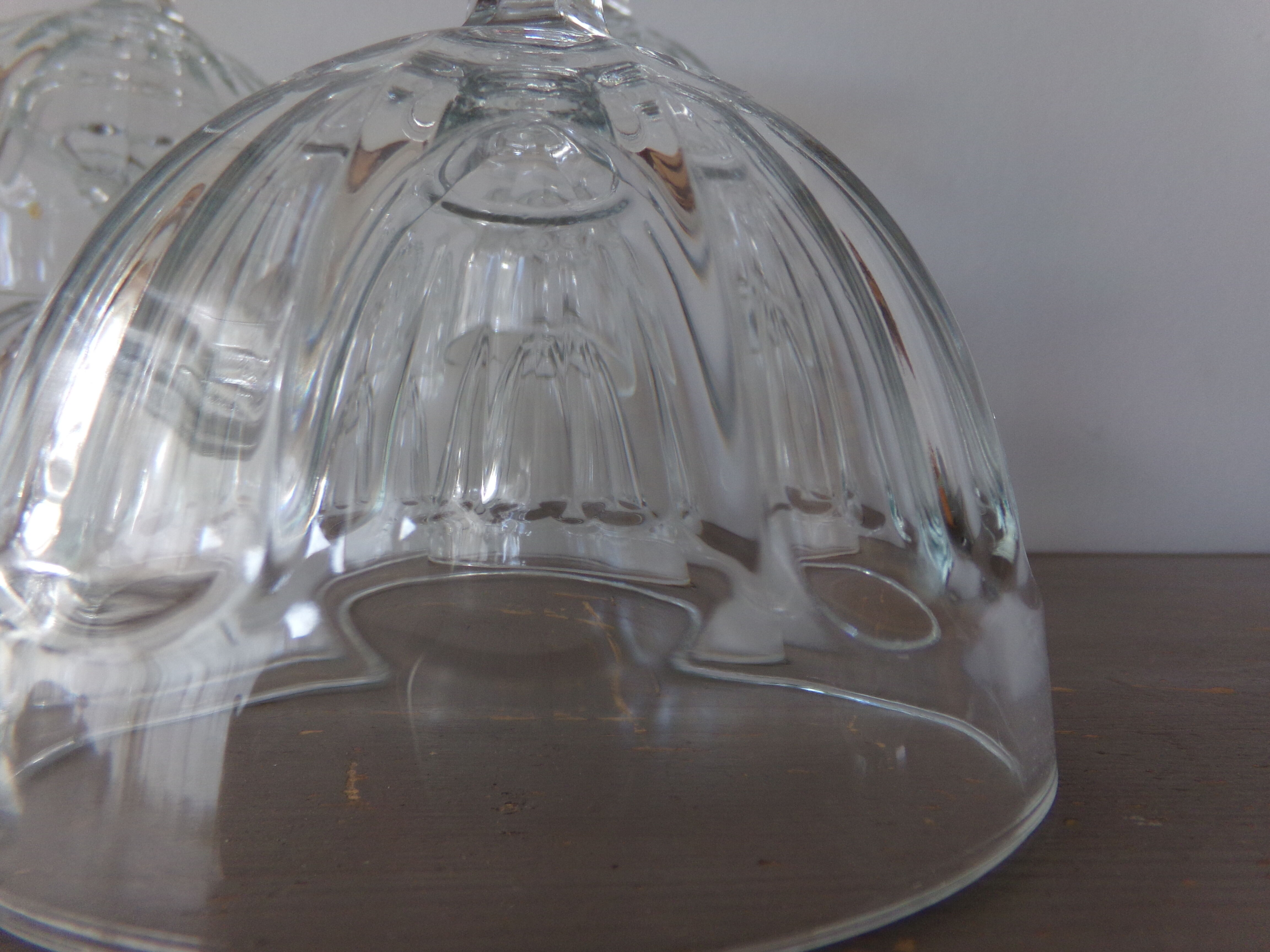 6 ice cream or dessert cups on foot