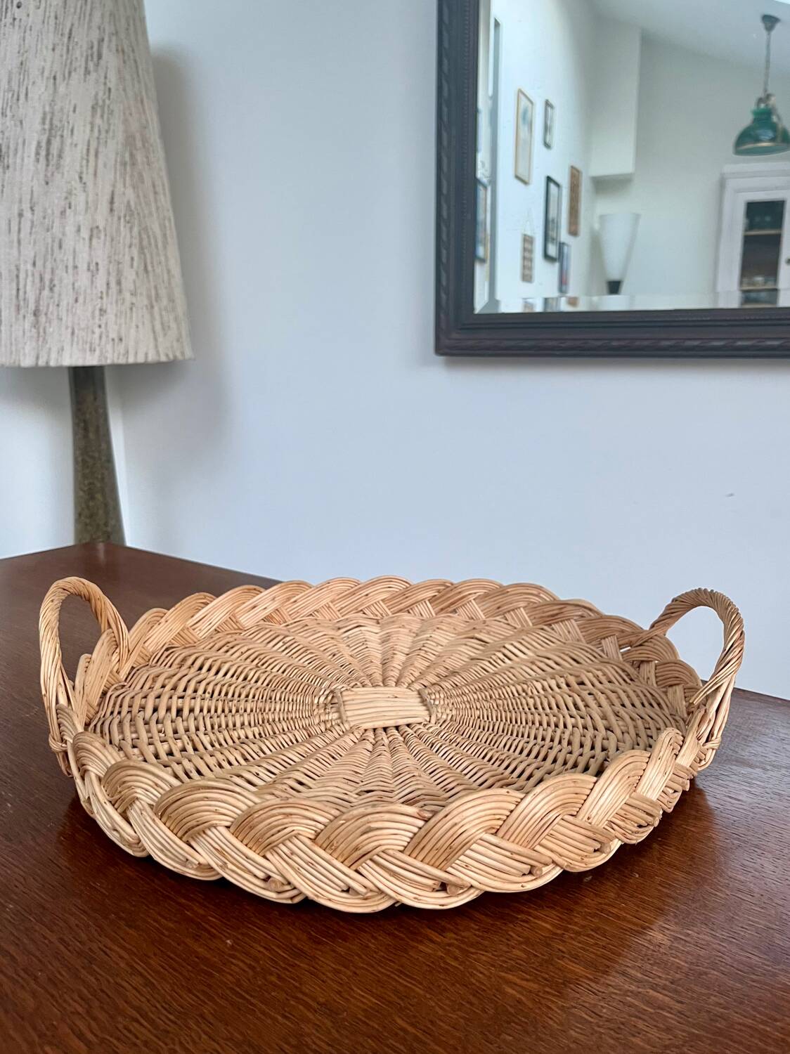 Large round woven wicker tray – Vintage craftsmanship