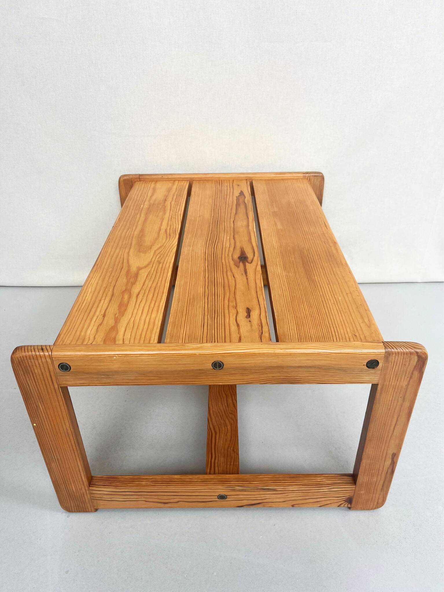table basse en pin brutaliste