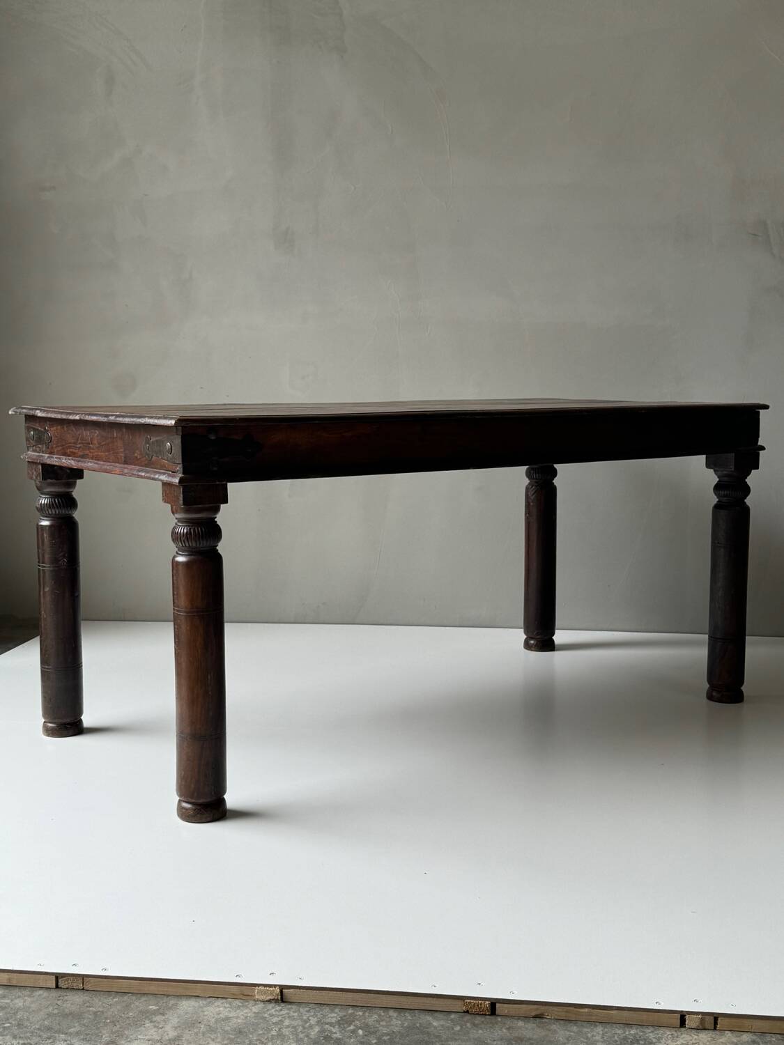 Table à manger en bois massif.