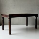 Table à manger en bois massif.