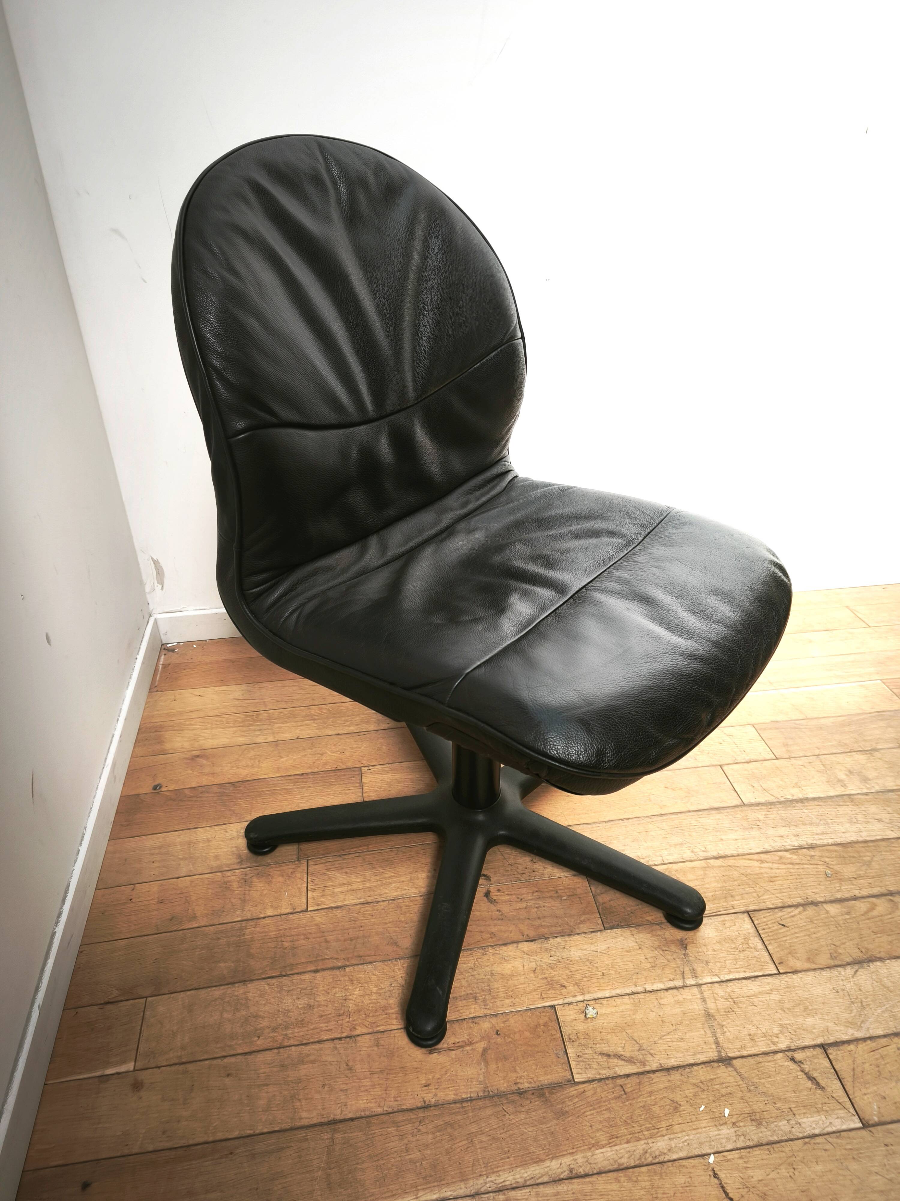 Set of 4 vintage Stratford office chairs.