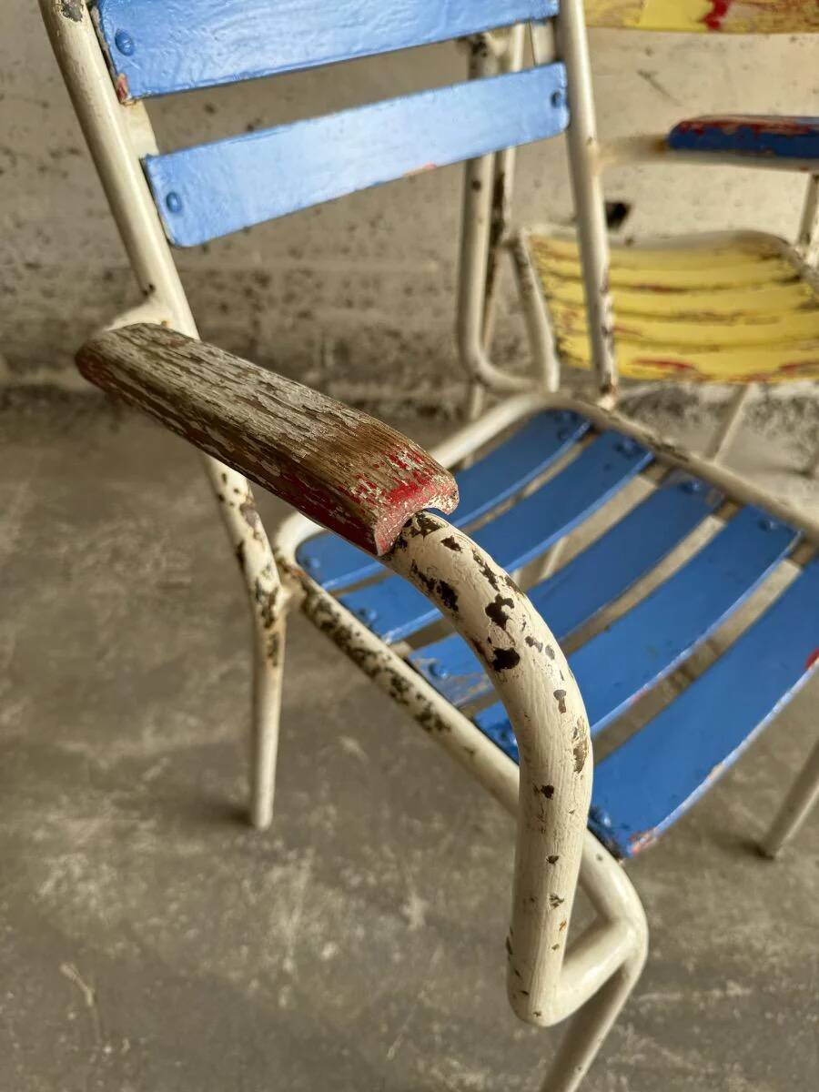 Vintage white metal and lacquered wood garden chairs from the 1970s — set of 3, multicoloured slats.