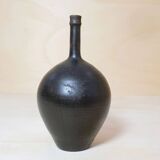 Vase en grès à col étroit à couverte brune.
