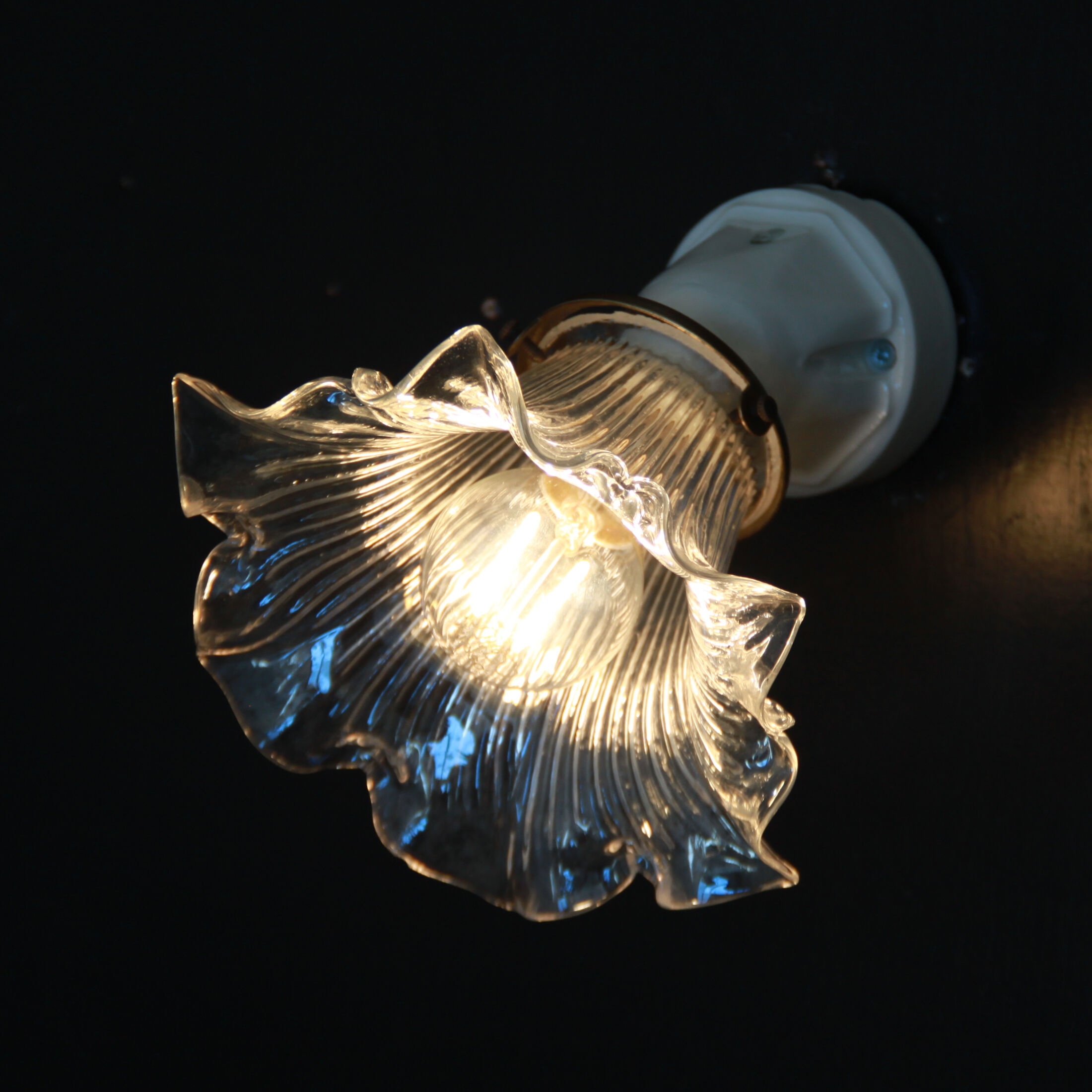 Ancienne applique en céramique et sa tulipe en verre vintage