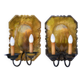 Paire d'appliques hollandaises en laiton repoussé à deux lumières