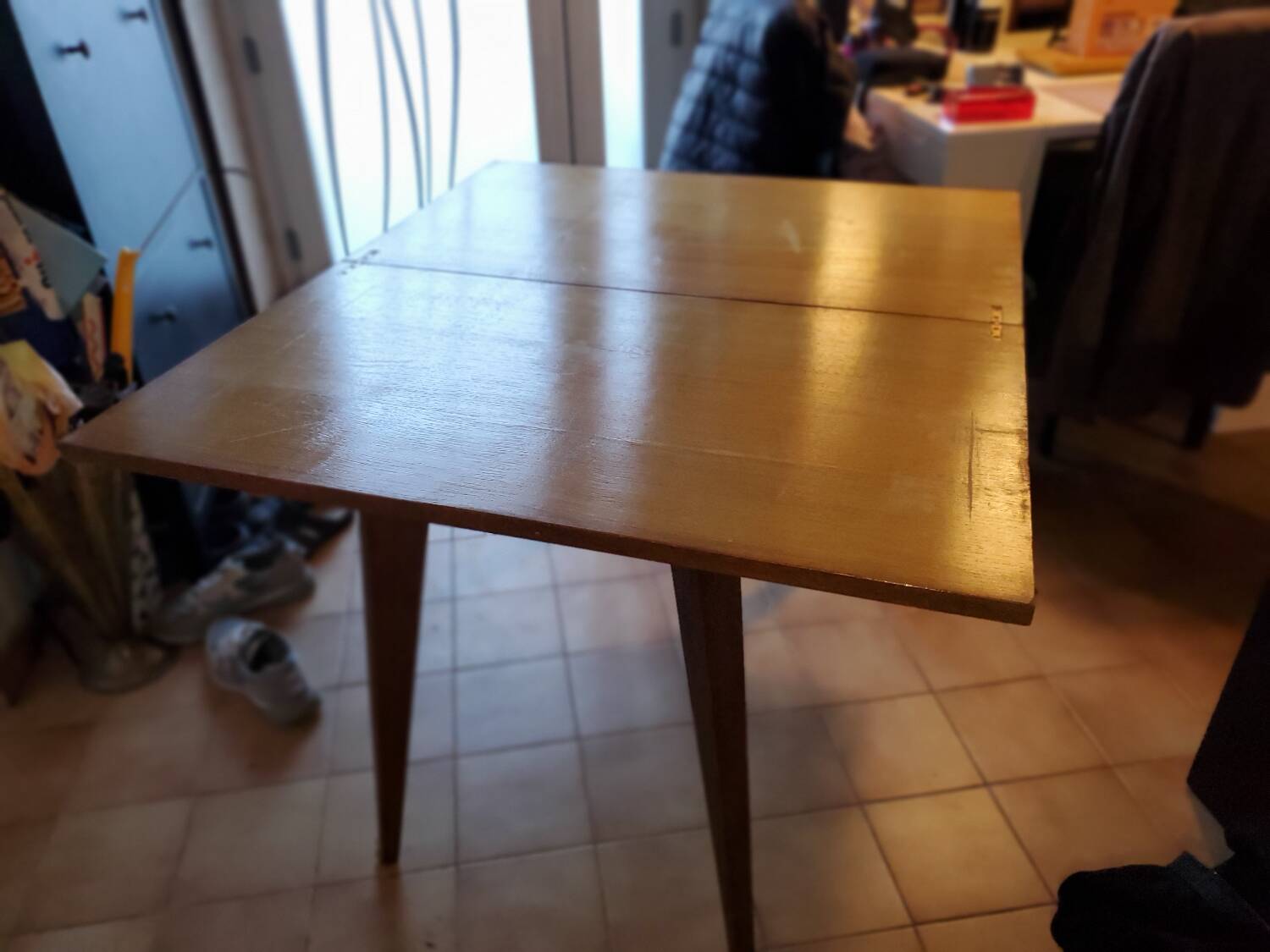 Leaf-shaped tray table with glass top