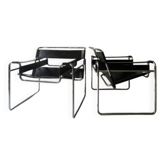 Paire de Fauteuils Wassily tubulaire en chrome et cuir noir, design Marcel Breuer