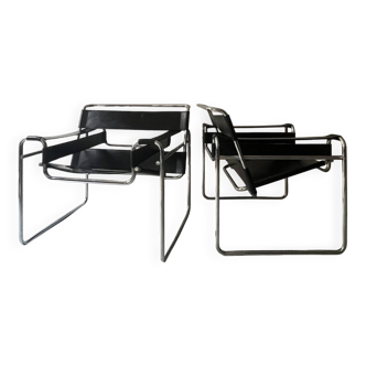 Pair of Wassily tubular armchairs in chrome and black leather, design Marcel Breuer