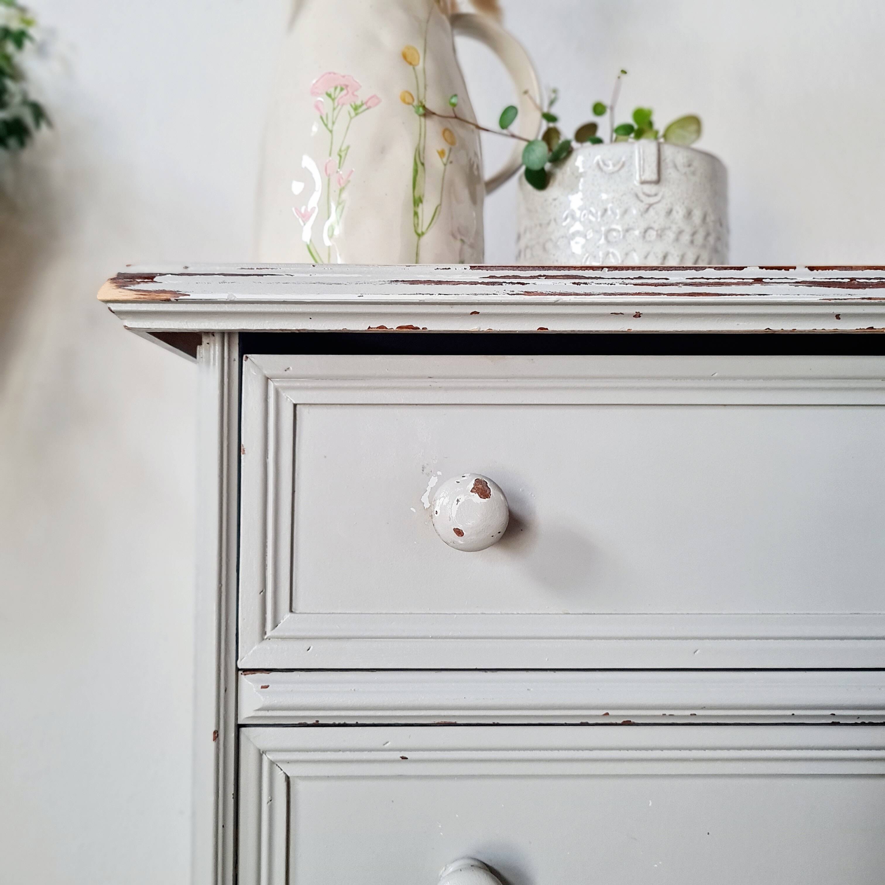 Commode ancienne à 4 tiroirs en bois peint gris perle patiné et pieds boules