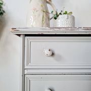 Antique chest of drawers with 4 drawers – Patinated pearl grey & ball feet