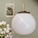 Suspension globe vintage en opaline blanche