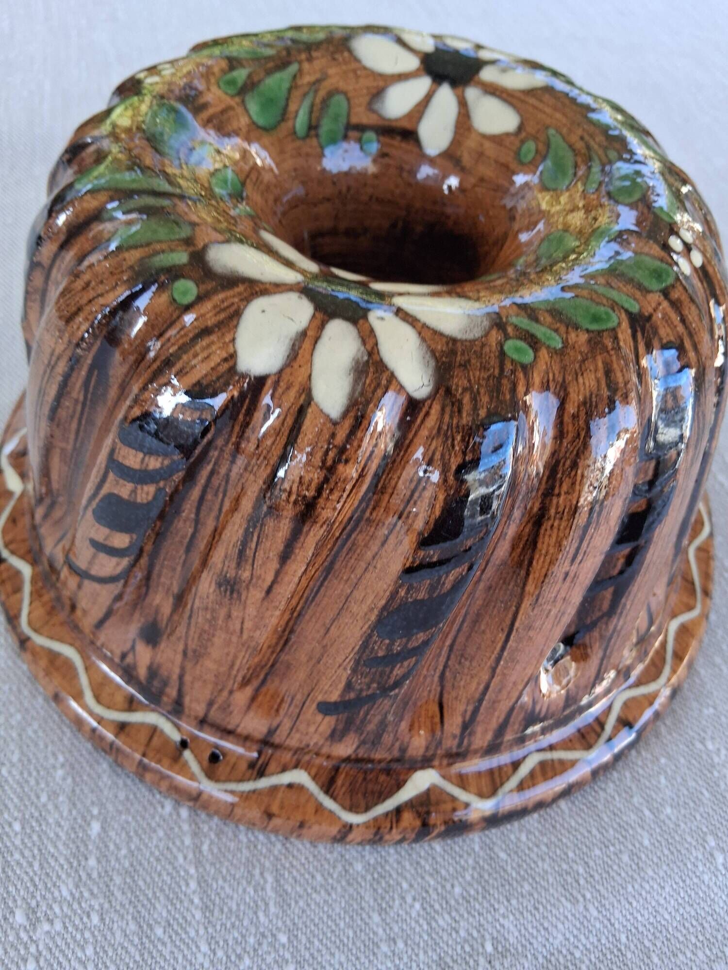 Very nice Alsatian ceramic kouglof dish in very good condition.