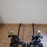 Paire de chenets en fer forgé et boule en laiton.
