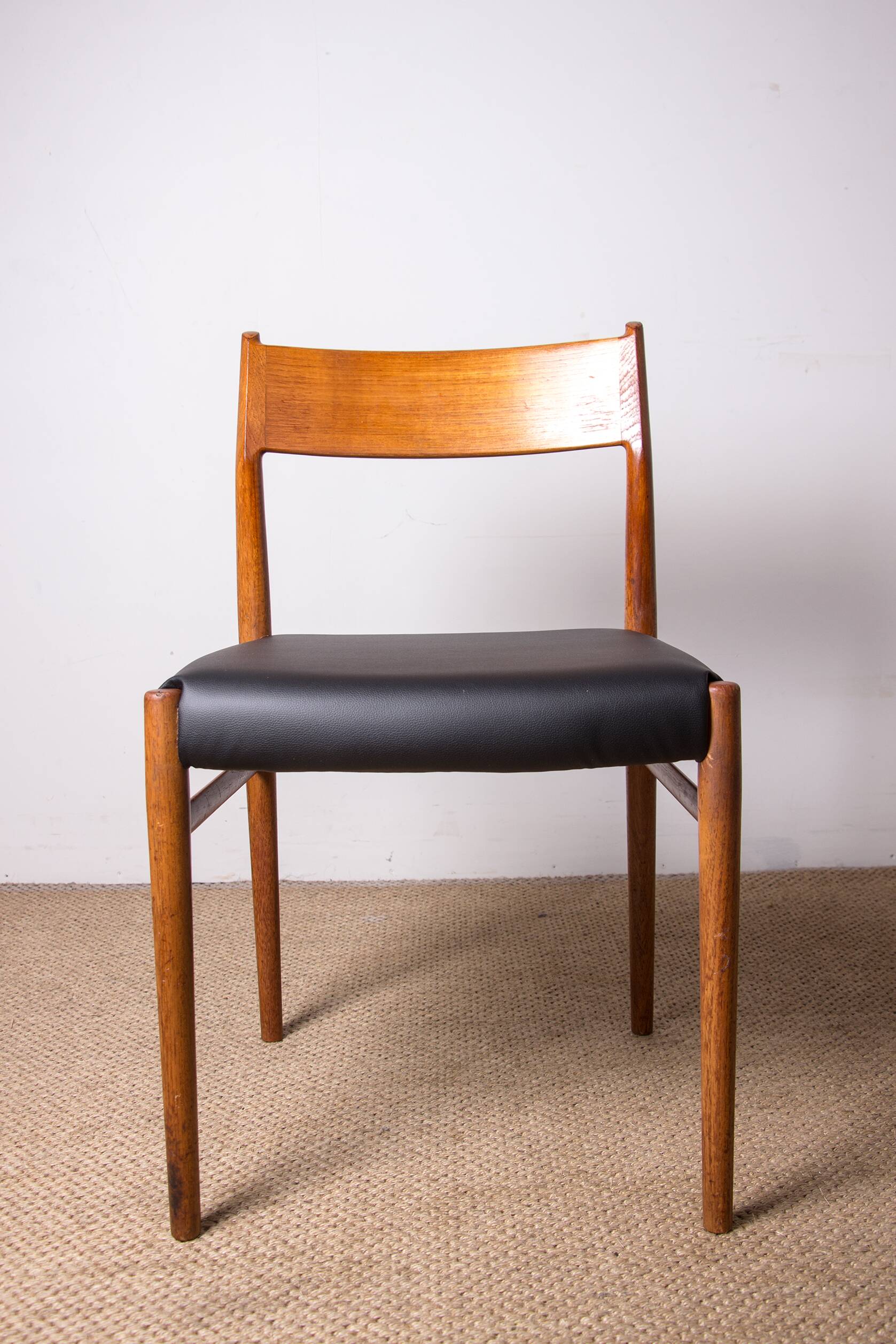 6 Danish chairs in teak and new skai, model 418 by Arne Vodder 1960.