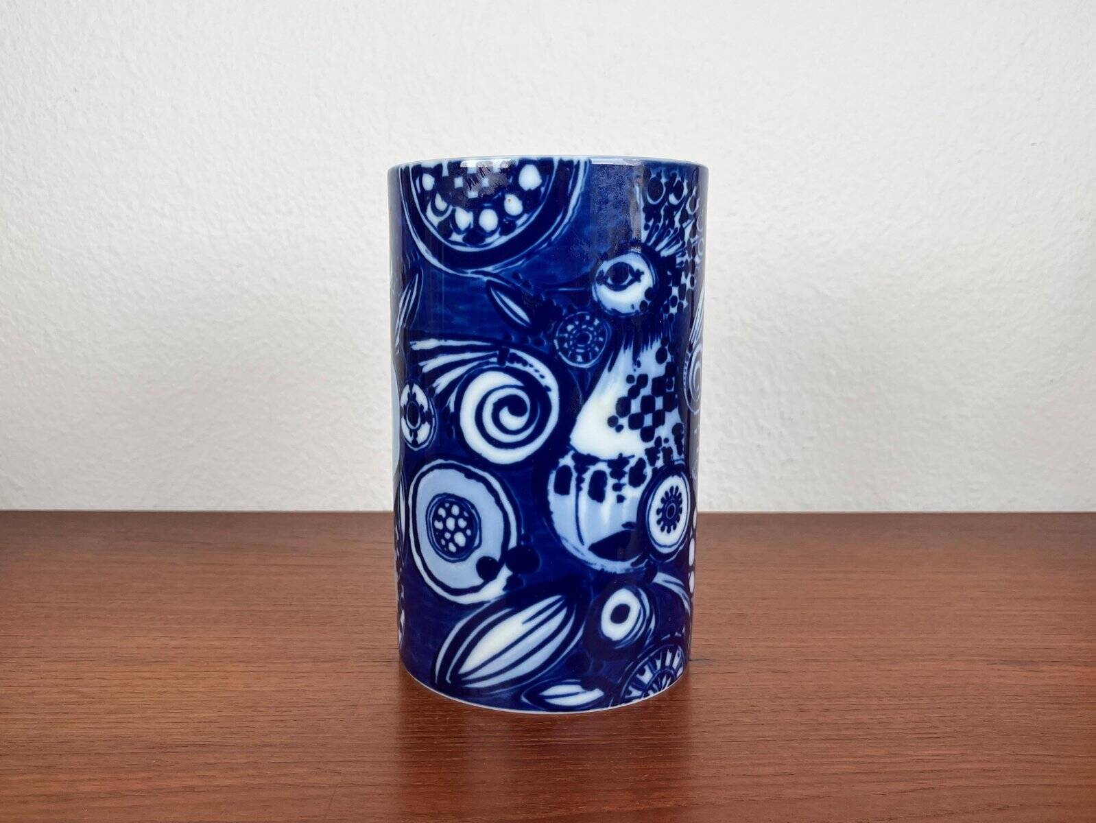 Vintage peacock vase in German porcelain by Bjørn Wiinblad for Rosenthal, 1970s.