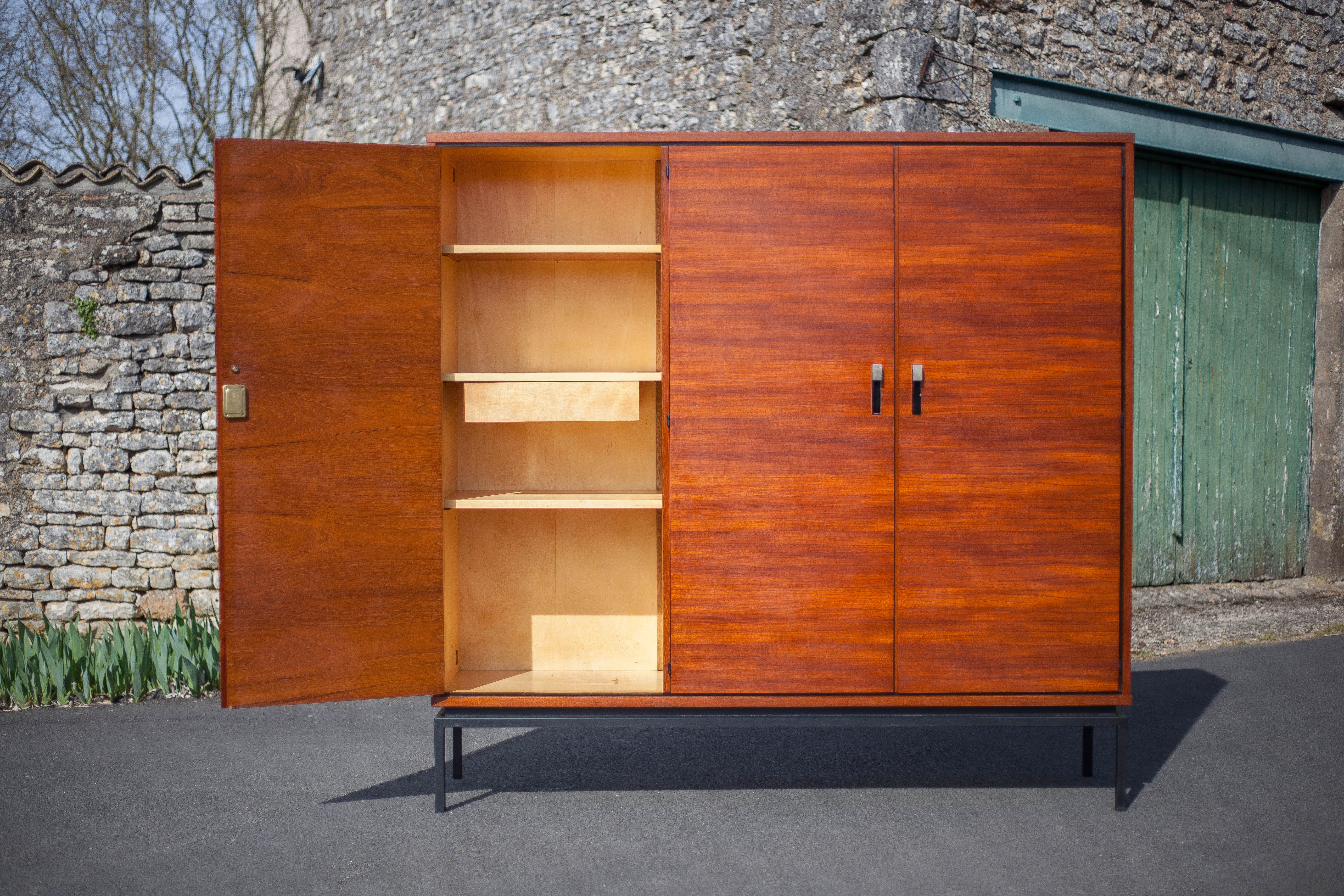Armoire en bois 3 portes 60's