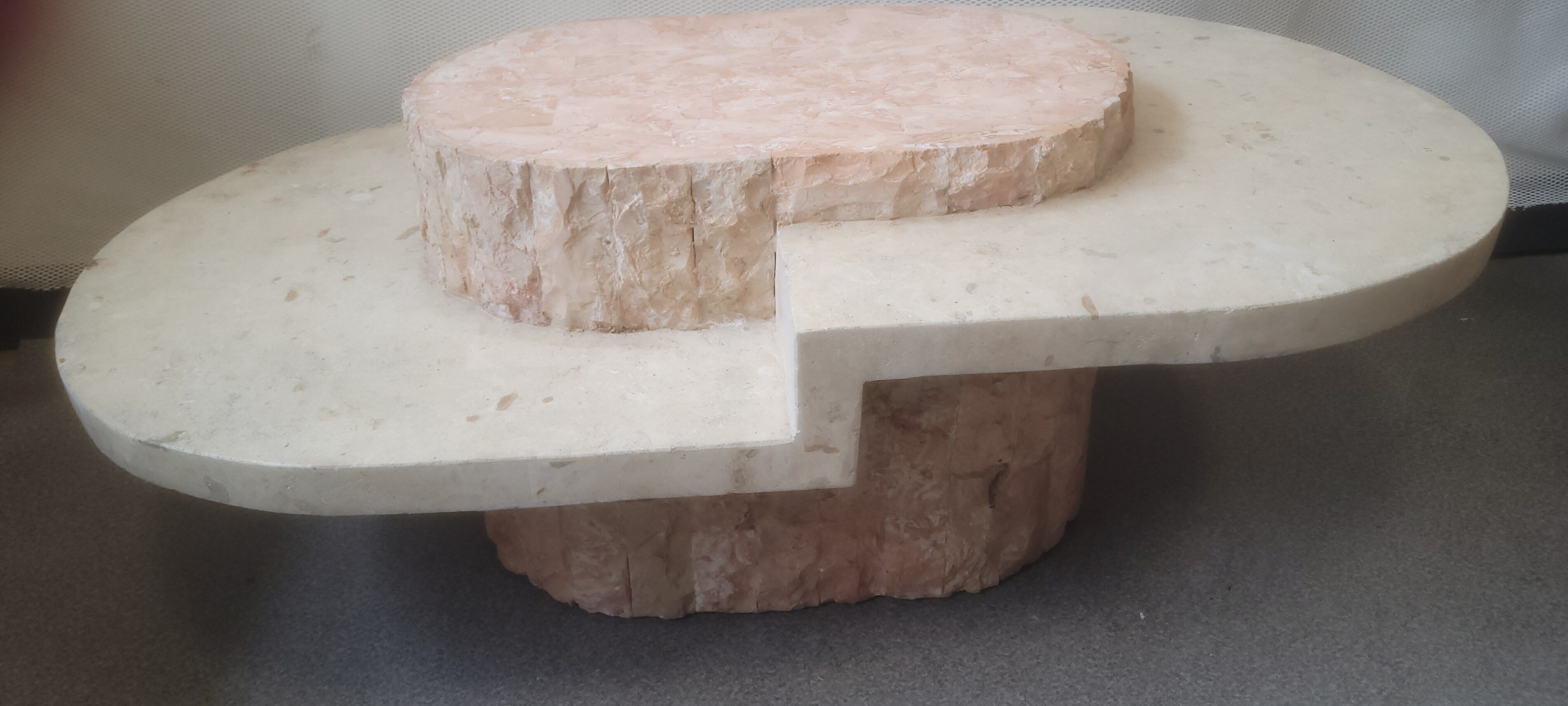 Table basse ovale en pierre plaque de marbre Mactan de Magnussen Ponte