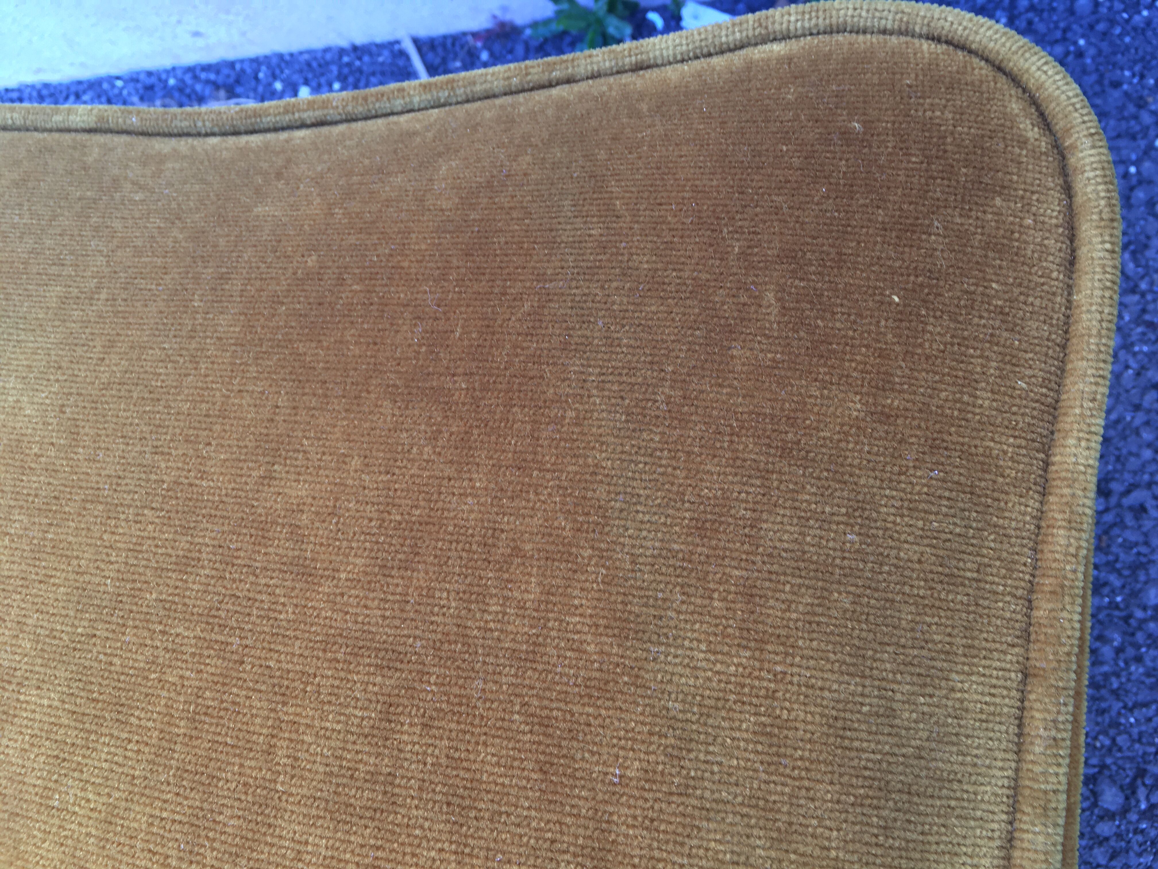 Gold velvet pouf with fringes