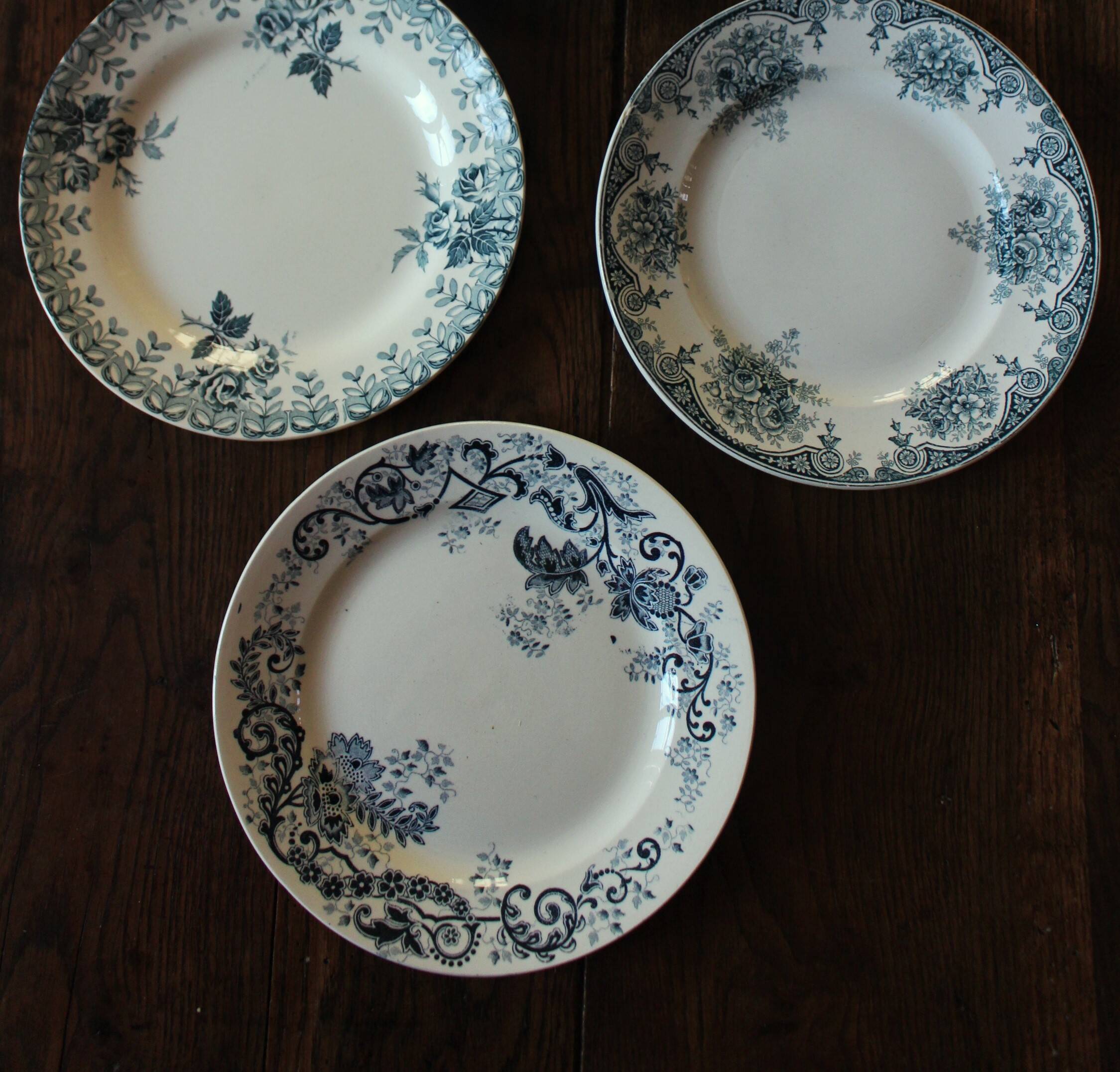 A set of 4 flat plates Terre de fer mismatched blue