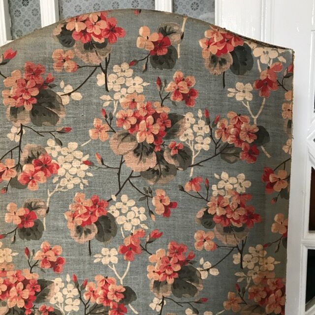 Screen old wood and flowery fabric